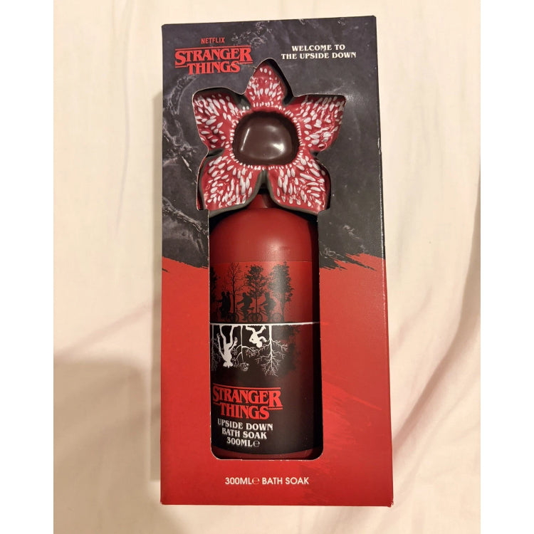 STRANGER THINGS THE UPSIDE DOWN 300ML BATH SOAK WITH DEMOGOTGAN HEAD TOPPER